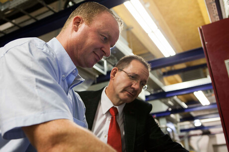 Inženjer Hages iz tvrtke Kaeser u razgovoru sa zaposlenikom Baumgartenom iz tvrtke ZF Friedrichhafen
