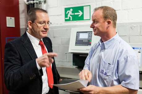 Inženjer Hages iz tvrtke Kaeser Kompressoren i zaposlenik Baumgarten iz tvrtke ZF Friedrichshafen razgovaraju o planovima kompresorske stanice