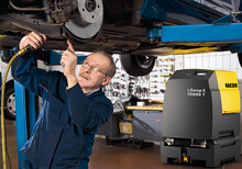 Klipni kompresor i.Comp 9 Tower T idealan je za automehaničarsku radionicu.