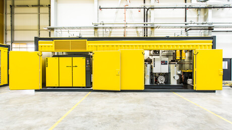 Otvoreni kontejner za proizvodnju komprimiranog zraka s vidljivim vijčanim kompresorima tvrtke Kaeser Kompressoren.