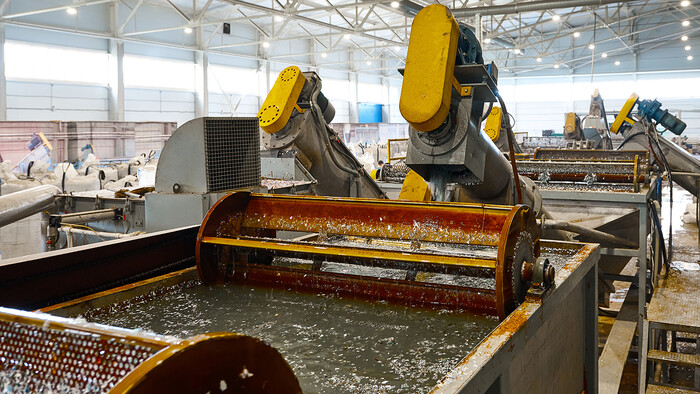 Ispušni zrak kompresora zagrijava vodu za upotrebu tople vode za čišćenje dijelova.